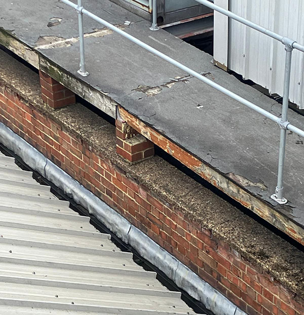 Badly installed fixed guardrail on a roof