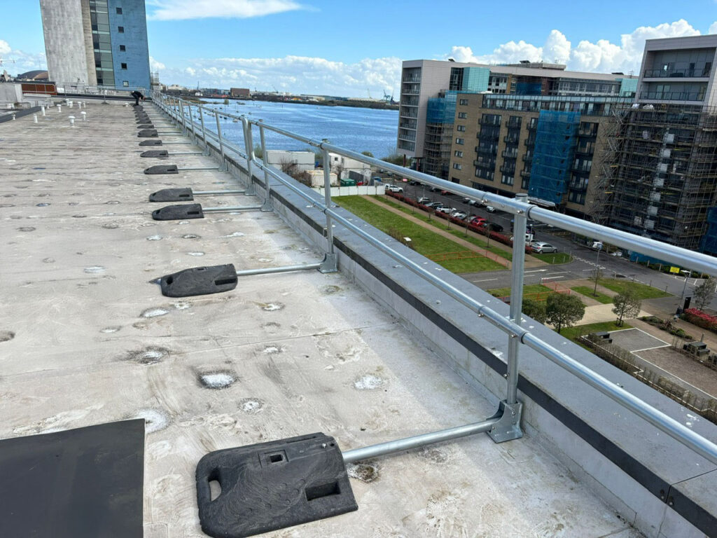 Collapsible guardrail for discreet rooftop protection