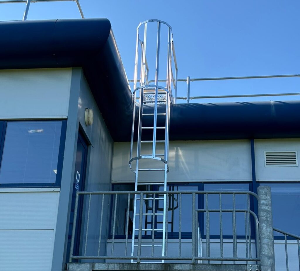 Access ladder for safe access to a roof